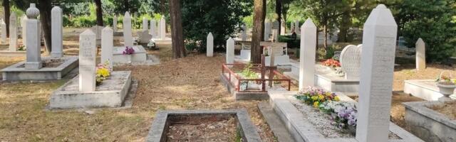 UZNEMIRUJUĆI PRIZOR Oskrnavljeni grobovi u Mostaru! Svinjska glava i kukasti krst izazvali bes građana