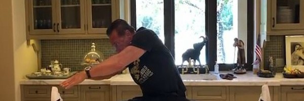 Švarceneger pokazao koliko je fleksibilan