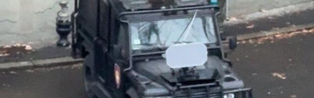 Marinika Tepić objavila fotografiju: Policija drži zvučni top na džipu kod Narodne skupštine