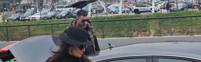 (FOTO) Poznata pevačica pokazala grudi na aerodromu: Brineta uslikana u pratnji misterioznog muškarca - Svi su se okretali za njima