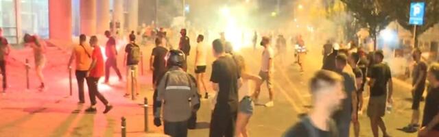 Evo kako SNS-ovci gađaju pirotehnikom Novosađane (VIDEO)