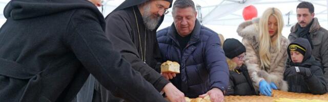 Svečano lomljenje božićne česnice ispred Hrama Svetog Save