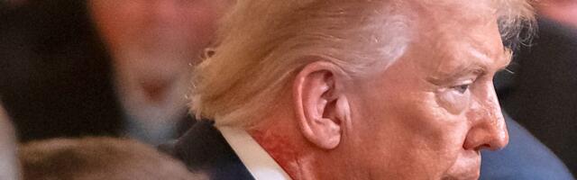 Da li to Tramp ima herpes zoster? Čudna mrlja na vratu predsednika SAD