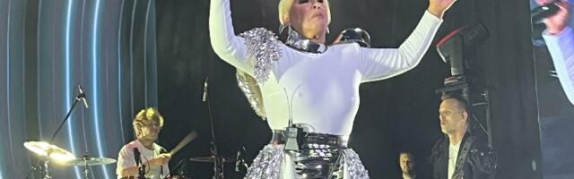 Spektakl u MTS dvorani: Indira izvukla fana iz prvog reda, publika uglas pevala!