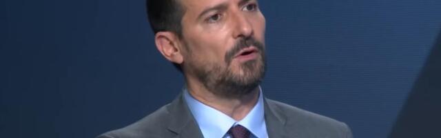 BLOKADERI U HAOSU, VIŠE SE NE ZNA KO KOGA NAPADA! Opšti raskol: Udarili na profesora blokadera-Kome si rekao da ideš u Pariz? (VIDEO)