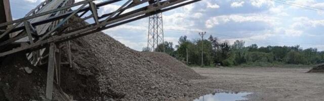 KOPAO BEZ DOZVOLE PESAK I ŠLJUNAK, NAPRAVIO HAOS U PRIOBALJU DRINE I JADRA! Uhapšen muškarac iz Loznice! (FOTO)