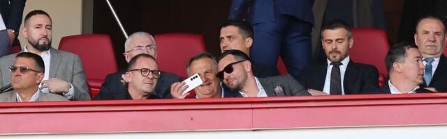 Hit scena u loži delegacije Partizana na večitom derbiju: Pravi se selfi pored Peđe Mijatovića