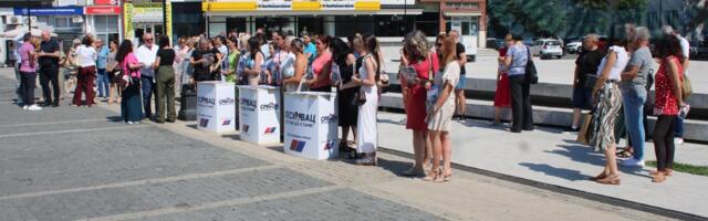 U SNS informatoru javni resursi predstavljeni opet kao stranački, Cvetanović članicama delio cveće