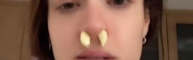 Devojka je stavila beli luk u nos u pokušaju da otpuši sinuse, a video onoga što se posle 10 minuta desilo je zgrozio svet