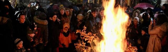 Badnje veče u Sarajevu: Zapaljen badnjak ispred Stare pravoslavne crkve
