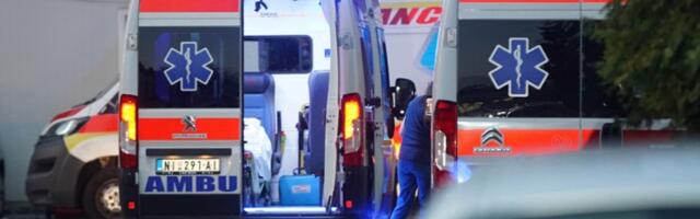 Autobus naleteo na kola, dvoje povređenih