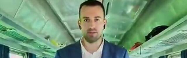 Atmosfera u vozu za SNS miting na nacionalnoj frekvenciji