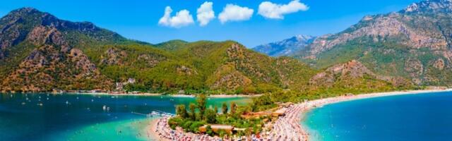 Ovo je NAJSUNČANIJA PLAŽA u Evropi: Duga je 18 km - ima kristalno čisto more, zlatni pesak i neverovatan planinski pejzaž (VIDEO)