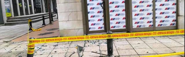 Večeras novi protest u Kraljevu, prostorije SNS ograđene „zbog radova“