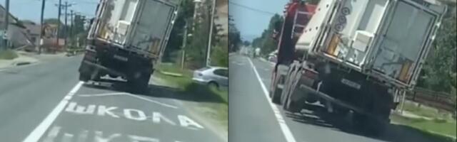 Opasnost na putevima: Kamion "lebdi" na točkovima (VIDEO)