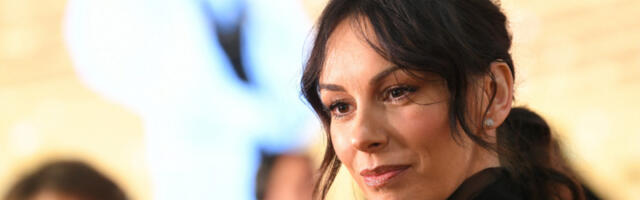 SLOBODA MIĆALOVIĆ u dosad neviđenom izdanju: Kožni top i suknja sa dubokim šlicem na bose noge usred zime! (FOTO)