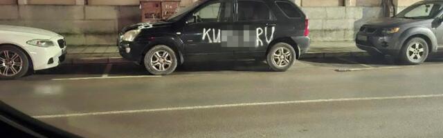 "Ovo ima samo u Valjevu": Na kolima osvanula brutalna poruka o kojoj bruji ceo grad