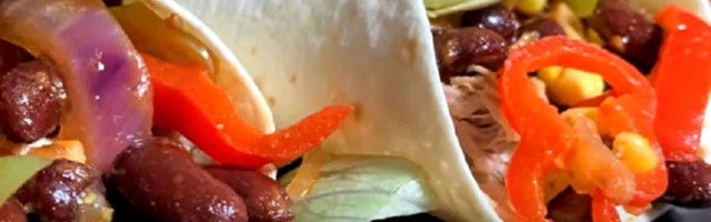 Meksičke tortilje sa piletinom i raznovrsnim povrćem