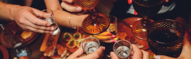 Jedno piće uz terapiju: Bezazlena navika ili rizik koji često zanemarujemo