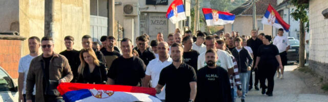 Срби из Косовског Поморавља традиционално иду заједно на гласање са српским тробојкама