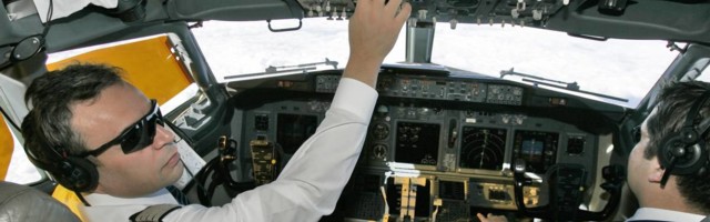 Poznati pilot objasnio zašto moramo da stavimo ruke iznad glave kad avion pada i ovaj potez nam je najveća šansa da preživimo
