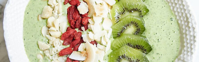 Osvežavajući zeleni smoothie sa kivijem i kokosom