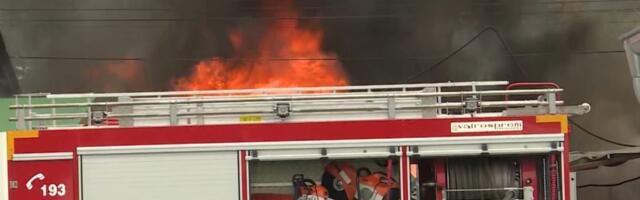 Požar u kineskoj robnoj kući u Obrenovcu, na terenu 55 vatrogasaca