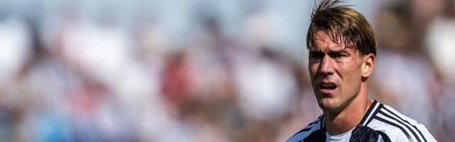 Vlahovićeva devojka objavila sliku sa fudbalerom, njena lepota pleni: "Golupčići" gore od ljubavi, osmesi sve govore (FOTO)