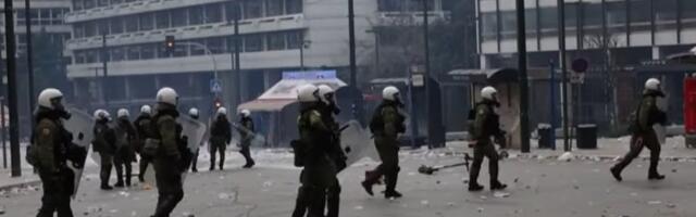 RAT na ulicama: Navijači upali na protest i brutalno se tukli s policijom (VIDEO)