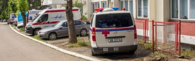 Užas u Srbici: Devojčica (15) pala sa zgrade i preminula
