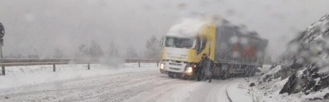 Šok snimak na putu Negotin - Zaječar, CEO je pod snegom: Zavejan istok Srbije, mećava pravi haos na planinama
