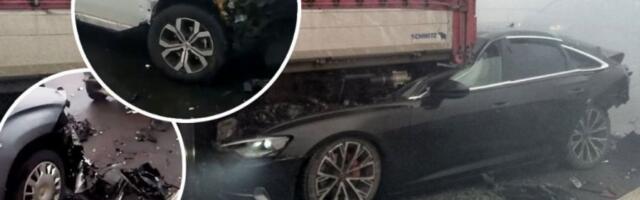  STRAHUJE SE DA IMA MRTVIH! Stravične slike kod tunela Munjino brdo: Audi završio ispod kamiona, od auta ostala samo zgužvana olupina (FOTO, VIDEO)