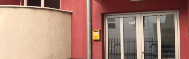 DOK ONA ZARAĐUJE U RIJALITIJU, MAJKA ČUVA SINA: Ovo je stan Anite Stanojlović u Kruševcu, evo kakvo mišljenje komšiluk ima o njima (VIDEO)