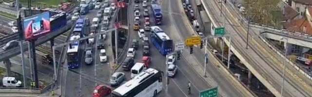 GAZELA, AUTOKOMANDA I PANČEVAC SKROZ ZAKRČENI! Nema igla GDE DA PADNE, SVE STOJI! Kao da je PETAK