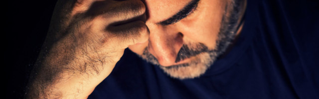 Mladić, izgubljen u šumi, luta okolo i na kraju nailazi na jednu kućicu, a vrata mu otvara bradati starac...