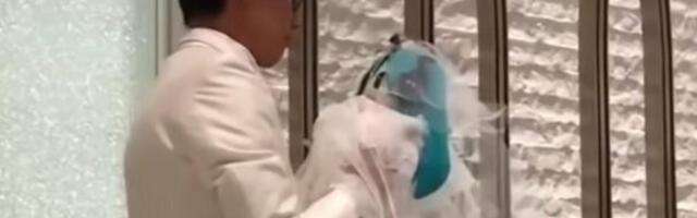 Oženio se hologramom, na venčanju bez porodice