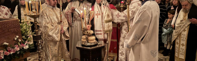 REKA SRBA SLILA SE NA KOSMET U VELIKE DEČANE: Dirljive scene prazničnog bdenja pred moštima Svetog Stefana Dečanskog (FOTO GALERIJA)