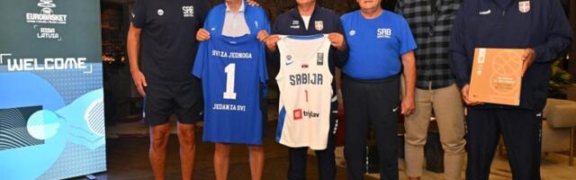 Bratska podrška u Rigi: Susret selektora košarkaške i fudbalske reprezentacije (FOTO)