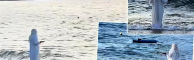 (VIDEO) Mrežama kruži jeziv snimak - Ljudi šokirani pojavom: Misteriozna žena u belom stoji sa raširenim rukama...