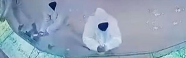 Filmska pljačka zlatare u prestonici: Lopovi sekirama sve porazbijali i za nekoliko sekundi oteli nakit