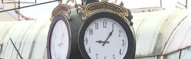 Novi sat postavljen na Trgu Republike: Na kružnom toku osvanuo časovnik težak sedam i po tona