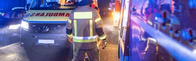 MORALI I VATROGASCI DA REAGUJU I IZVLAČE POVREĐENE! Direktan sudar dva automobila na putu Bečej - Bačko Gradište - JEZIV PRIZOR NA LICU MESTA! (FOTO)