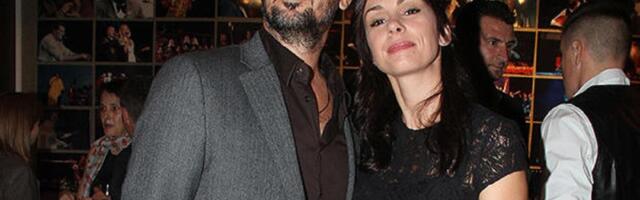 Ovo je jedina fotografija sa venčanja Slobode Mićalović i Vojina Ćetkovića koja je izašla u javnost: Ono što je glumac nosio u ruci je urnebesno