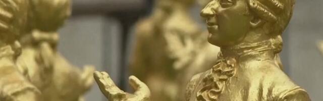 VIDEO: Stotine pozlaćenih figurica Mocarta postavljene širom Salcburga - neke već ukradene