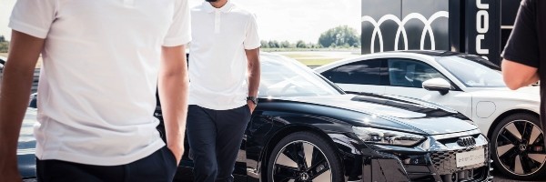 Igračima i upravi minhenskog kluba uručeni ključevi novih Audi modela