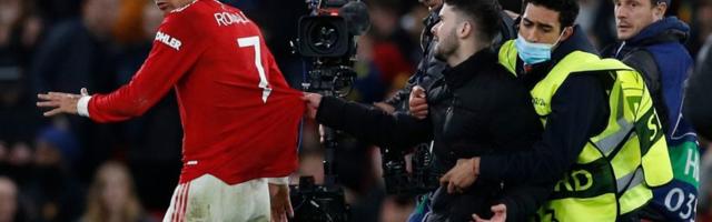 Fanatik prepao Ronalda, pa umesto dresa dobio osmeh (VIDEO)