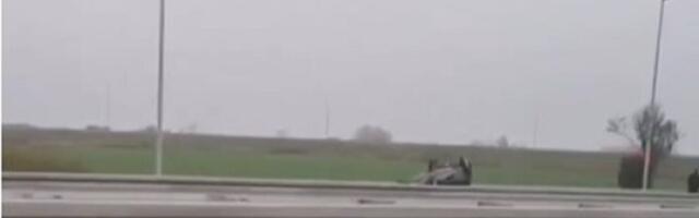Auto udario u zaštitnu ogradu, pa završio na krovu (VIDEO)