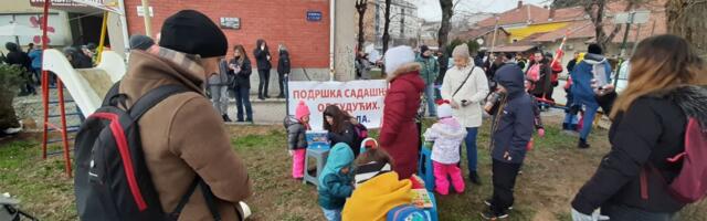 Dečiji kutak: Najmlađi učesnici protesta crtaju, boje i igraju se