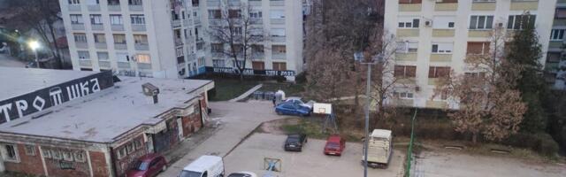 Još jedan sportski teren u Nišu pretvoren u parking