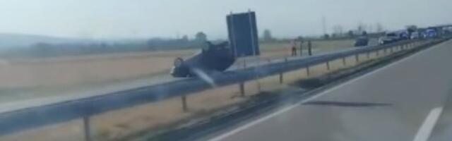 Auto se prevrnuo na krov, stvaraju se zastoji na auto-putu (VIDEO)